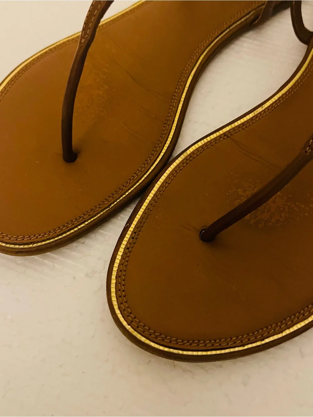 Tory Burch Emmy Tan Leather T Strap Thong Flat Sandals with Gold Logo sz 9M - Picture 3 of 9